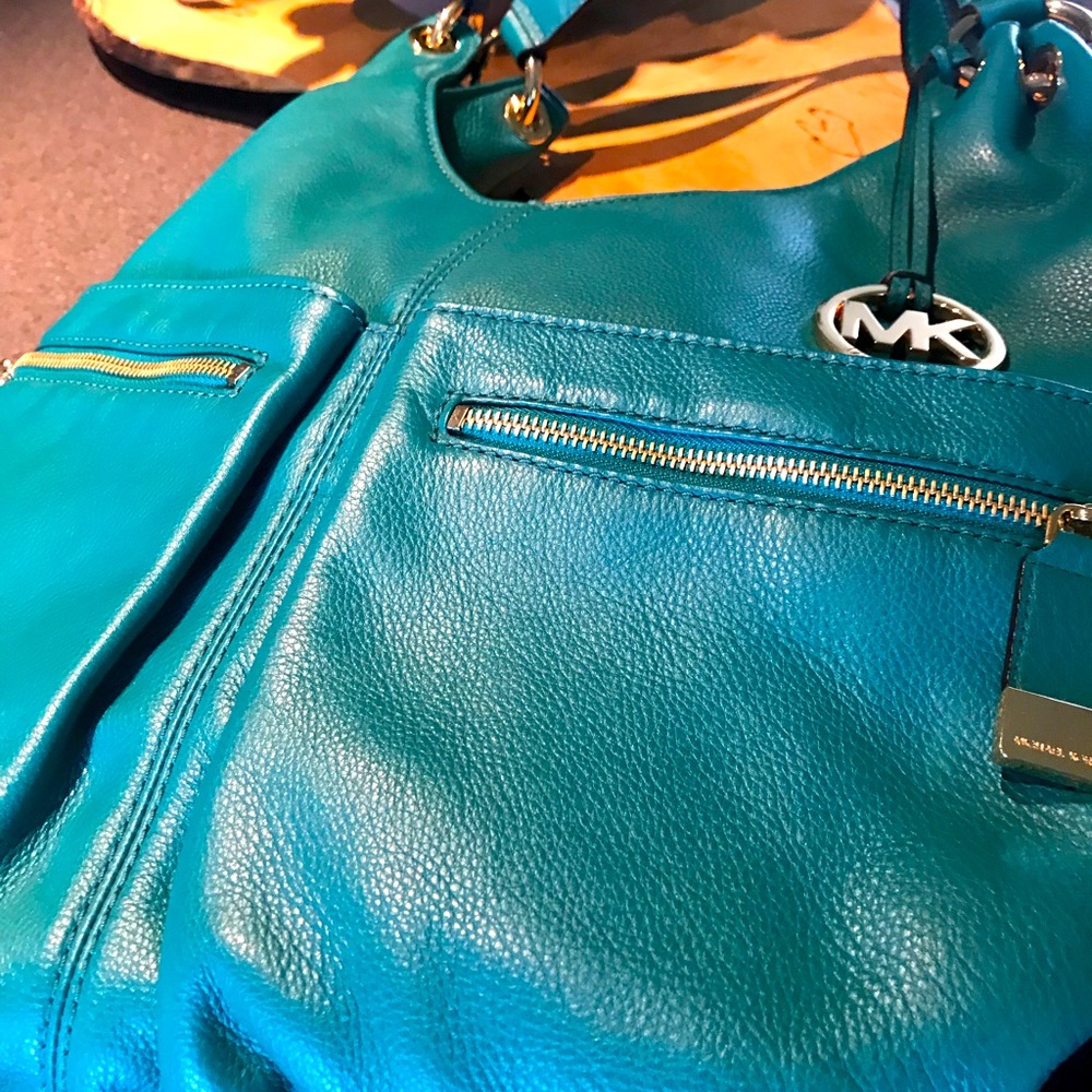 🌸🌸🌸 SOLD 🌸🌸🌸.  Large leather teal Micheal Kors purse